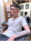フェードスキンフェードツーブロック刈り上げフェザーアップ