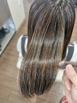 ドゥージングヘアースクラッチ(Dozing Hair Scratch) 白髪ぼかしハイライトで大人のミディアムボブ