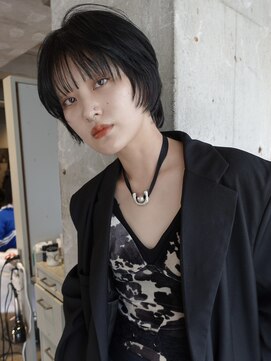 カート バイ デコ(Kurt by DECO) 落ちる黒髪と大人シャギーショート　英心