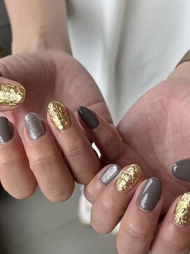 ラシェンテ 旧居留地(La Sente) グレージュ×金箔ホイルの大人モードネイル