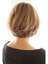 ひし形シルエットのコンパクトボブ
