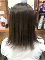 レヴィゼ&nbsp;ミディ20代30代外ハネスタイル/ぷつっとカット/アッシュベージュ