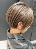 束間ショートボブ　明るめベージュ　髪質改善カラー