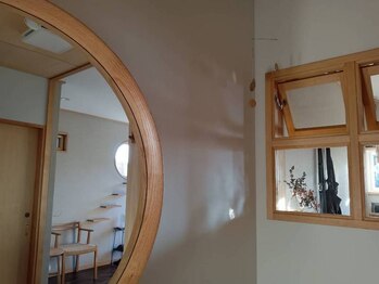 手と髪の写真/閑静な住宅街にある１席だけのプライベートサロン。自然の音の中でリラックスしてお過ごしいただけます。