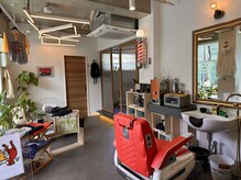 フォレスト(FOREST)の雰囲気（カットブースのサインポールやビンテージbarber chairがお出迎え）