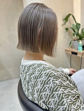 ヒビヲ(HIBIO) 切りっぱなしボブタッセルボブダブルカラーブリーチグレージュ