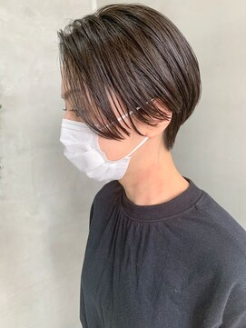 テトヘアー(teto hair) ハンサムショート、前下がり、センターパート、グレージュ