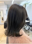アッシュグレージュスモーキーグレージュミディアムくびれヘア