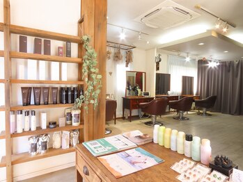 エフブンノイチヘアースペース(1/f HAIR SPACE)の写真/居心地のいいアットホームサロンで、自分磨きの時間を。ほっと一息つける寛ぎの場所！