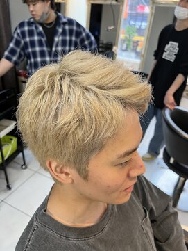 アイズ 海老名(AIZU) 外国人風ブロンドカラー　短髪　スパイキーショート　エミネム