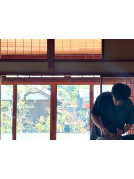 緑と木に囲まれて暖かい陽ざしが入り込んだ心地良い空間でのお顔剃り。”美”の極上体験をしてみませんか？