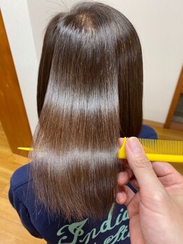 ラシュシュ(La chou chou)の写真/ラシュシュ独自の手法でカラーや白髪染めを重ねたパサつき・広がりのある髪もつやつやまとまるスタイルに。