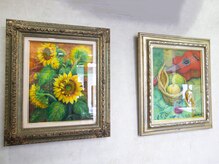 絵画が趣味の店長の描く油絵が飾られた店内は華やかで温かい印象