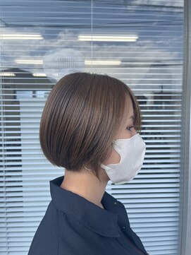 ワン(One) 透け感　アッシュ　ボブ　刈り上げ