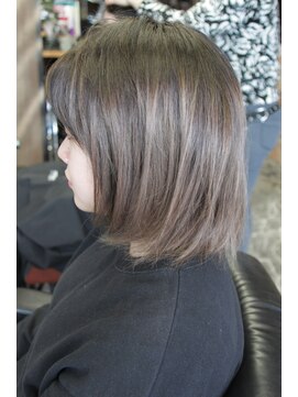 オーバーキャプテンネイキッド(OVER CAPTAIN NAKED) 伸ばしかけ透け感グレージュボブ