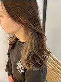 10代20代ベージュインナーカラーゆる巻きスタイル