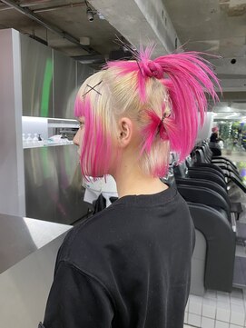 オーン(OOn) ホワイトブロンドとネオンピンクのデザインアレンジ