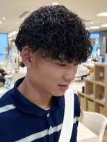 シャルムバイケンジ(Charm.by KENJE)&nbsp;メンズパーマ波巻きツイストスパイラル刈り上げセンターパート