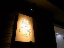 クラップ ヘアデザイン(CLAP Hair Design)の雰囲気（杉の看板が目印です）