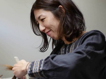 手と髪の写真/お客様のなりたいスタイル、挑戦したいスタイルに寄り添うカウンセリングで最適な施術をいたします。