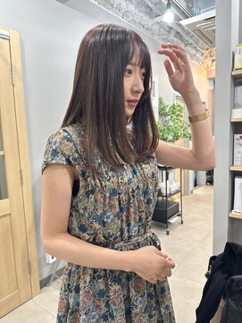 カミエ(kamie) セミロングのツヤ感ブラウン × 大人っぽいカット