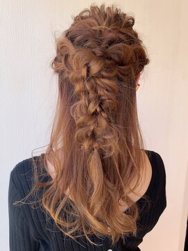 ビューイースト 亀戸 錦糸町(VIEW EAST) 後れ毛で小顔に！ハーフアップヘアアレンジ