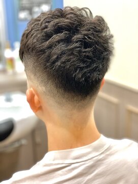 グレイスフルバーバー 赤坂見附店 理容室ならではのアイロンパーマスタイル【フェードカット】