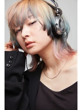 オブヘアーギンザ(Of HAIR GINZA) ペールオーロラカラー×ミディウルフカット