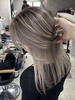 ハーシーバイアポロ 相模大野(HERSHE by apollo)&nbsp;ブリーチ/白髪ぼかしハイライト/顔周りレイヤーカット/相模大野