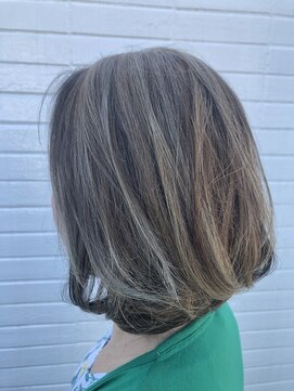 トゥリル(trueal) 白髪を生かしたグレイカラー