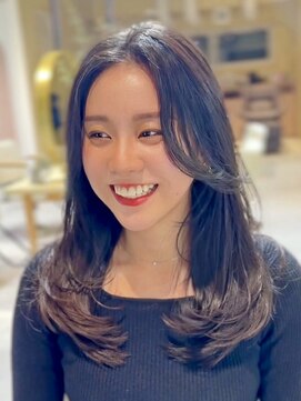 ティア(Tia.) （レイヤーカット/韓国ヘア/前髪/縮毛矯正/小顔/髪質改善）