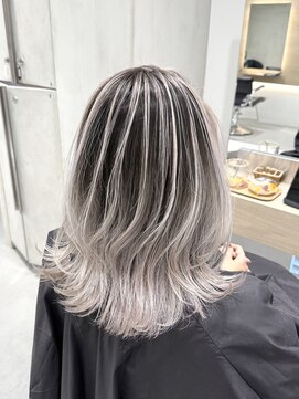 ヘアスペース リズム グリーン(Hair space Rizm green) ホワイトシルバーのバレイヤージュ