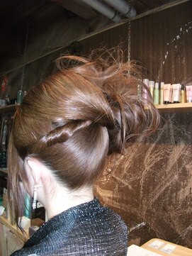 オーバーキャプテンネイキッド(OVER CAPTAIN NAKED) ねじり夜会風アップスタイル