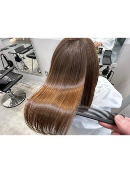 自然なツヤ感を出す縮毛矯正で、指通りの良いストレートヘアに♪【日本橋/東日本橋/人形町】