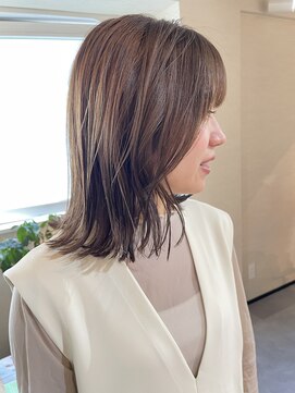 ユヌ(Une) オリーブベージュ　ミディアムレイヤー