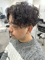 ヒュイル バイ ニアウ(Hwyl by Niau) メンズセンターパートツイストスパイラルパーマニュアンスパーマ