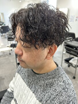 ヒュイル バイ ニアウ(Hwyl by Niau) メンズセンターパートツイストスパイラルパーマニュアンスパーマ