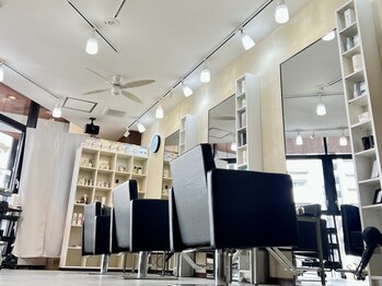 スクリームエラ(SCREAM ERA)の写真/【駅徒歩5分】再現性の高いStyleと髪のケアにこだわる＊白を基調とした落ち着いた空間で新たな自分へ◎