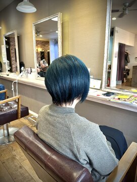 ヘアーメイクロージー 八軒店 (HAIR MAKE ROSY) 大人女性の為の深みブルー丸みショート