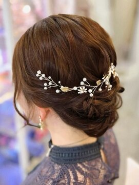 アトリエビューティーアミュ(atelier beauty AmU) 結婚式 列席 二次会 お呼ばれ アップスタイル×華やかアクセ