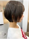 横顔もカワイイ似合わせカットアースカラーのショートボブ