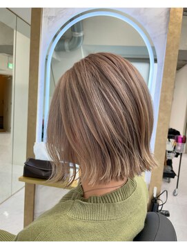 ロア 中目黒(loa) ハイライトカラー 外ハネボブ