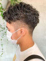 くるくるパーマ、刈り上げ、サイドパート、しっかりパーマ
