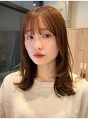 ミディアムレイヤーフルバング外ハネワンカール小顔カットくびれ