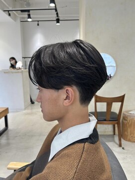 ビューバイネオリーブ 用賀店(Beau'r by neolive) ブルーブラックフェザーパーマ刈り上げセンターパート《用賀》