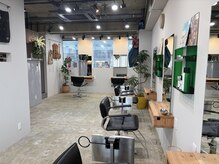 トゥレイル アクロス(TRIL Across)の雰囲気（開放感のある緑に囲まれた癒しのサロン空間）
