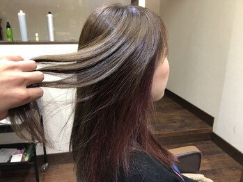 ヘアーワークス グリーン(hair works green)の写真/程よく日光が差し込む落ち着いた店内。カウンセリングから仕上げまで1対1なので、安心してお任せできる◎