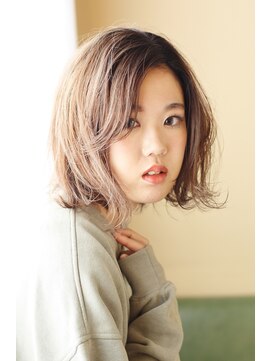 ピース(piece) オンブレグラデーション　クリアベージュボブ☆外ハネスタイル