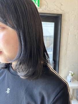 オーパスアミカ(OPUS AMICA) シックなインナーカラーのミディアムスタイル