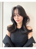 黒髪でも動きのあるロングレイヤースタイル《センターパート》
